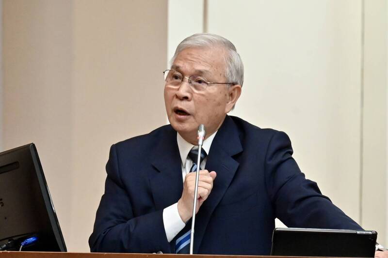 央行總裁楊金龍今（8）日出席立法院財政委員會，就「我國如果要設立國家主權基金，中央銀行與政府相關基金（如四大基金等）所扮演的角色為何？」進行專題報告並備質詢。（記者叢昌瑾攝）