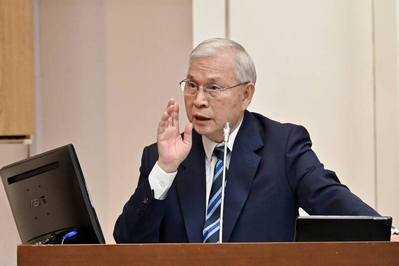 央行總裁楊金龍今（8）日出席立法院財政委員會，就「我國如果要設立國家主權基金，中央銀行與政府相關基金（如四大基金等）所扮演的角色為何？」進行專題報告並備質詢。（記者叢昌瑾攝）