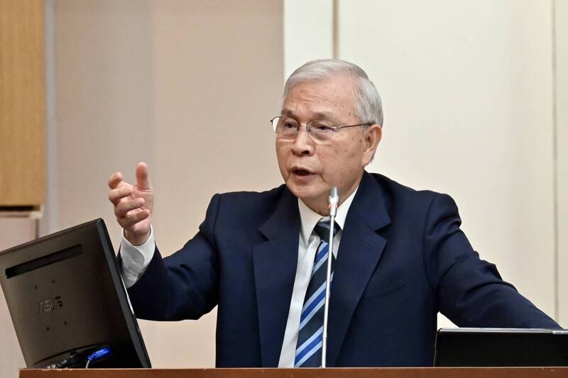 央行總裁楊金龍今（8）日出席立法院財政委員會，就「我國如果要設立國家主權基金，中央銀行與政府相關基金（如四大基金等）所扮演的角色為何？」進行專題報告並備質詢。（記者叢昌瑾攝）