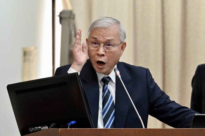 央行總裁楊金龍今（8）日出席立法院財政委員會，就「我國如果要設立國家主權基金，中央銀行與政府相關基金（如四大基金等）所扮演的角色為何？」進行專題報告並備質詢。（記者叢昌瑾攝）