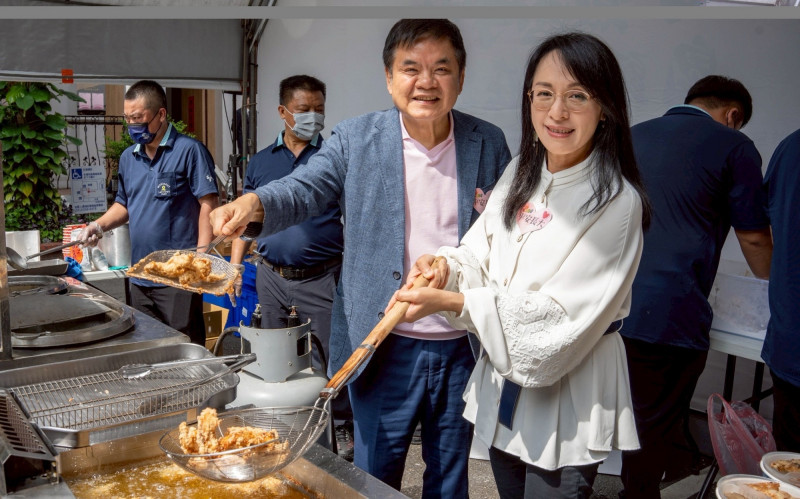 民進黨立委莊瑞雄、陳瑩今（9）日在立法院舉辦「享鱻海味．鬼頭刀在地挺」拓銷推廣活動。（圖由莊瑞雄辦公室提供）