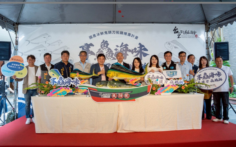 鬼頭刀飄香國會，吸引立法院長韓國瑜、農業部長陳駿季、跨黨派數10位立委共襄盛舉。（圖由莊瑞雄辦公室提供）
