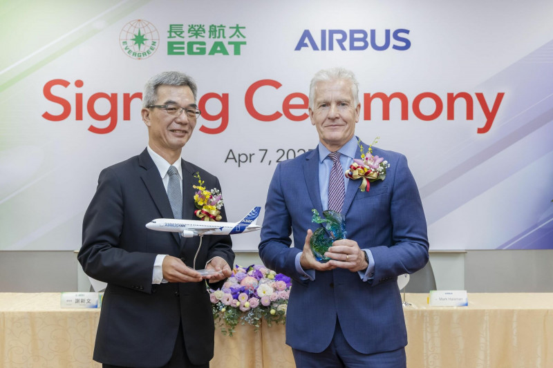 長榮航太總經理謝新文（左）與空中巴士採購部門副總經理Mark Haisman（右）共同簽署合作合約。（長榮航太提供）