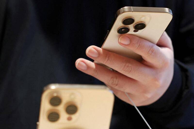 蘋果高層庫伊稱，10年後你可能不再需要 iPhone了。（路透）