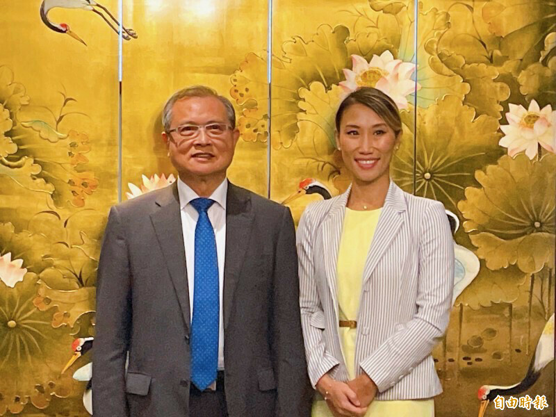 東捷資訊第一季每股稅後盈餘0.86元。圖左為東捷資訊董事長高尚偉。（資料照）