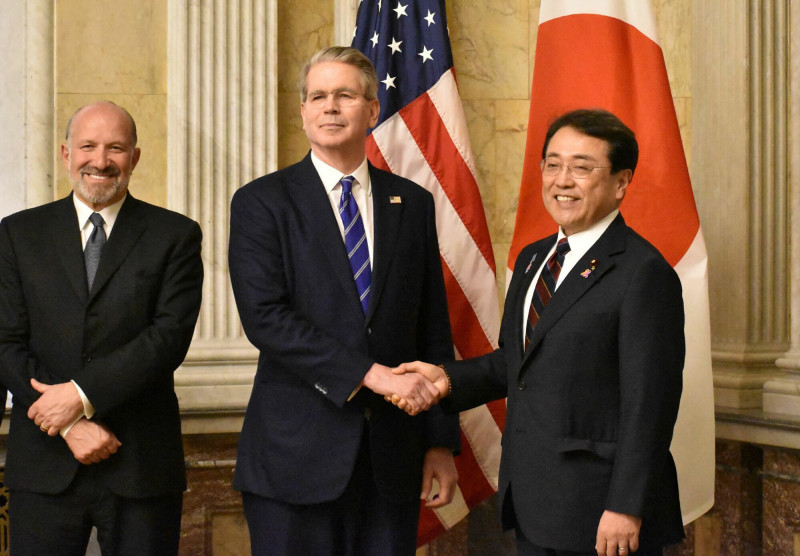 日本已與美國進行兩輪關稅談判，但沒有太多進展，主要因為日本尋求輸美汽車豁免25%關稅，但美方不願讓步。圖左至右依序為美國商務部長盧特尼克、財長貝森特、日本經濟再生大臣赤澤亮正（Ryosei Akazawa）。（法新社）
