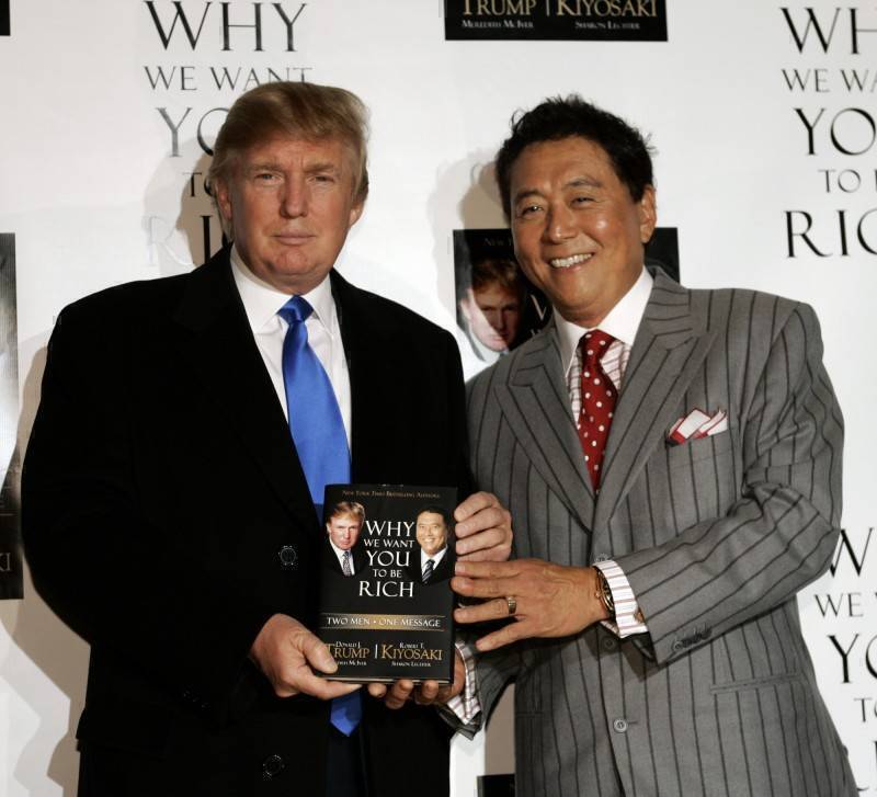 《富爸爸窮爸爸》作者羅伯特清崎（Robert Kiyosaki，圖右）稱，「儲蓄者是輸家」觀念已發酵，人們正在美式賣場好市多（Costco）搶購黃金。（法新社）