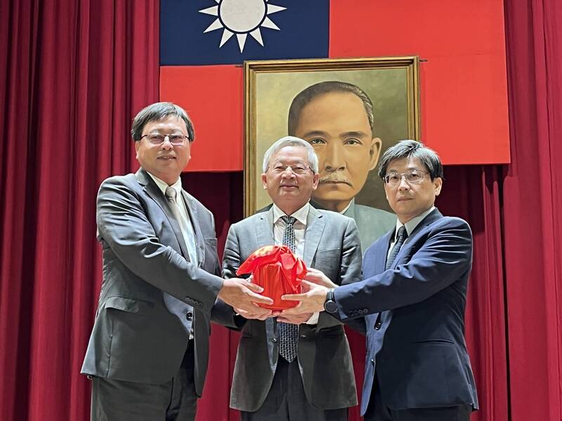 竹科管理局局長陳宗權（右）去年7月中旬才就任，時隔僅9個月就傳出被業界挖角，將於6月2日退休。（記者洪友芳攝）