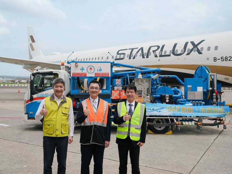 邁向淨零時代，星宇航空永續航空燃油首航班JX717 台北-河內，於4月23日順利飛航。桃園機場范孝倫總經理（左一） 星宇航空機場運務處李明杰副總經理（中） 台灣中油邱垂興執行長（右一）。（圖／星宇航空）