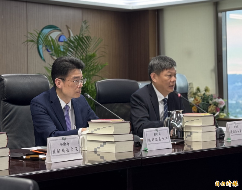 民眾檢舉新募集ETF有不當的IPO責任額制度，金管會表示，總計已收到100多封陳情信。圖右為證期局副局長黃厚銘。（記者王孟倫攝）