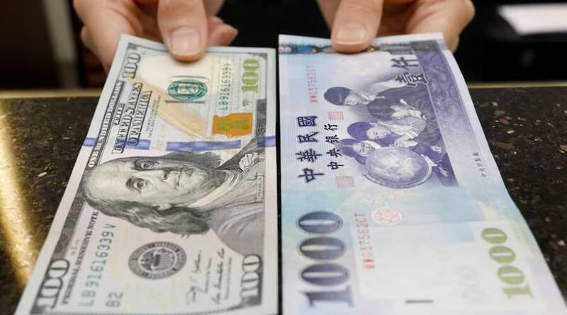 新台幣升值導致原本持有大批美債等海外資產的壽險業，帳面上出現嚴重匯兌損失，成為嚴重受災戶。（路透）