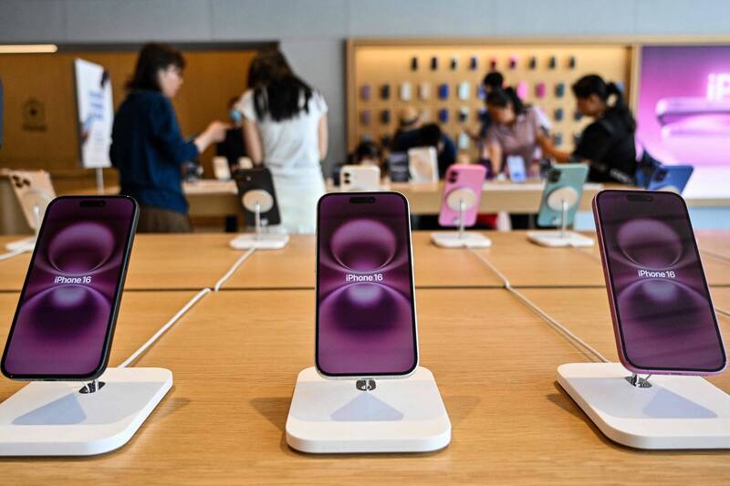 知情人士表示，蘋果正在考慮調漲新系列iPhone價格。（法新社資料照）