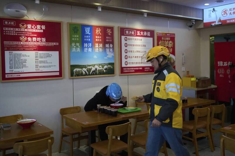 中國外送員享用愛心餐。（資料照，美聯社）
