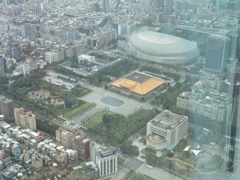 台北市議會法規會議員們認為，台北市房價高，要提高民眾將住宅提供做為社會住宅出租的誘因，修正通過將房屋稅率降至1%。（記者何玉華攝）