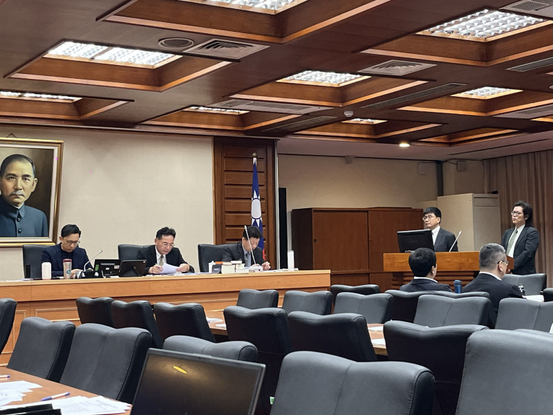 立法院教育及文化、交通委員會聯席會議今天審查由立委提出的7個版本「人工智慧基本法草案」，邀請國科會、數發部、經濟部等部會官員列席備詢。（記者徐子苓攝）