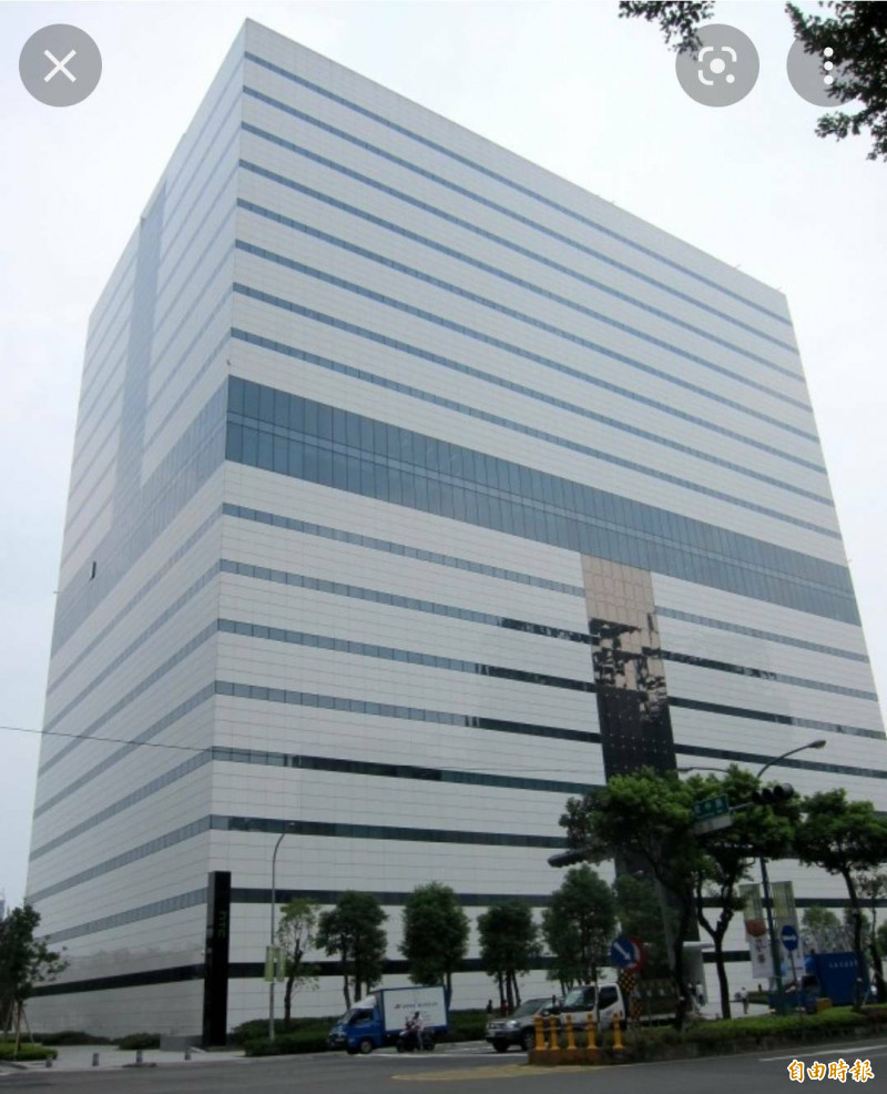 宏達電處分桃園廠房給和碩，挹注EPS 4.67元，Q3完成交易。圖為新店營運總部。（記者王憶紅攝）