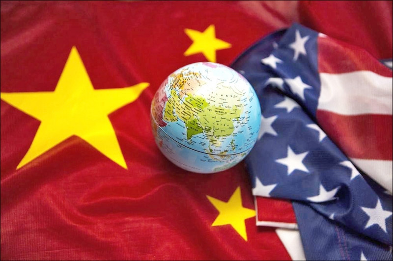 美中兩國在全球舞台上的競爭持續不斷，即使貿易戰短暫休兵，雙方在經濟、軍事及科技領域的角力仍是全球焦點。（彭博資料照）