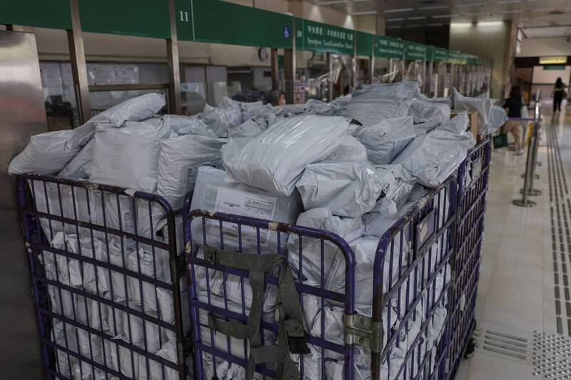 路透報導，美國對中國小額包裹關稅從54%再降至30%（路透）
