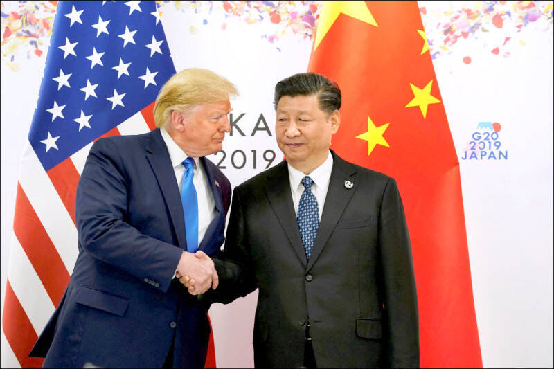 美中會談後達成互降關稅的貿易戰暫時休兵協議，網路上卻傳出「美國調降對中國關稅到30%」，甚至比台灣還低的說法。不過對此中華經濟研究院（中經院）院長連賢明表示，原本的稅率還保留著，若加上去中國的稅率基本上是50%。（路透）