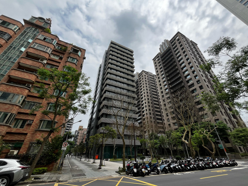 房屋稅2.0是去年7月上路，上路後，截至今年3月為止，每月平均新增戶數約4.5萬戶。（記者徐義平攝）