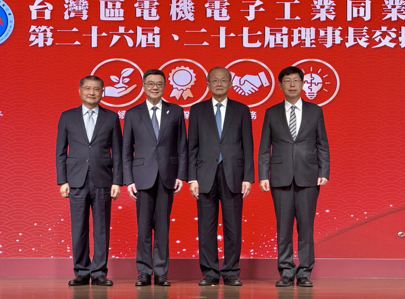 鴻海董事長劉揚偉（右1）今天出任電電公會新任理事長，在行政院長卓榮泰（左2）的見證之下，與榮譽理事長李詩欽（左1）完成交接。（記者方韋傑攝）