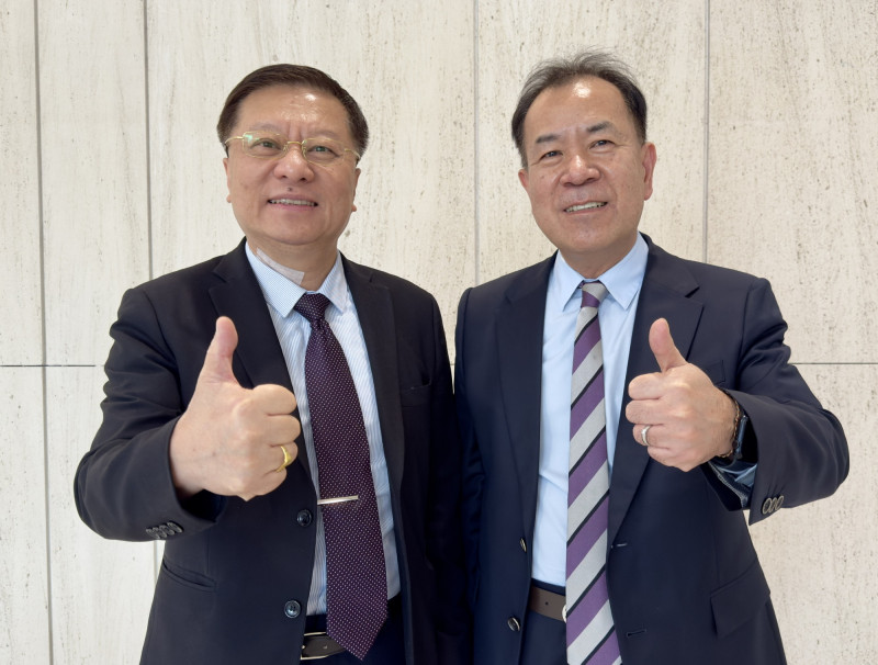 樺漢董事長朱復銓（左起）、總經理蔡能吉看好今年營運優於去年。（記者方韋傑攝）