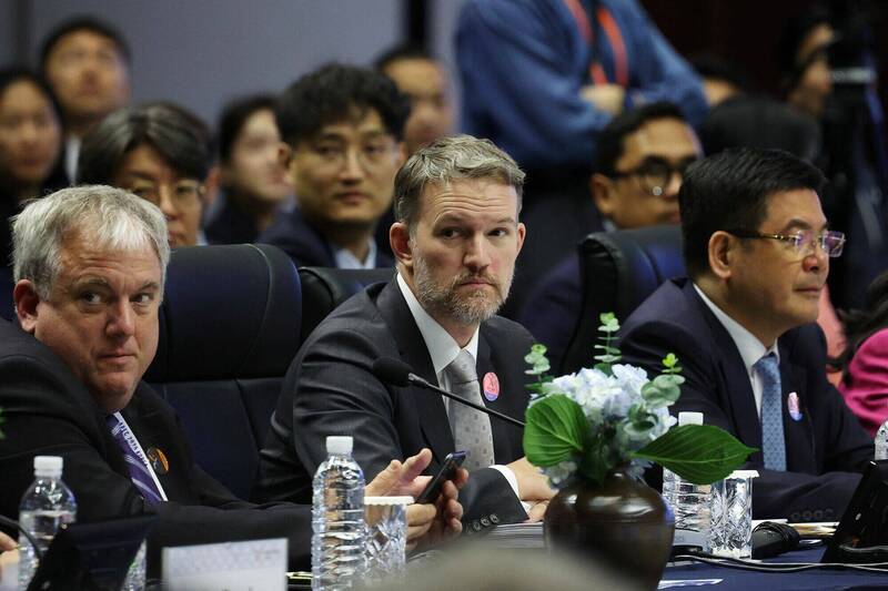 亞太經合組織（APEC）經貿部長會議15日在南韓濟州島揭幕，美國貿易代表格里爾（圖中）親自與會。（路透）
