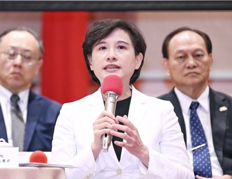 負責與美國關稅談判的副院長鄭麗君說，政委兼經貿辦總談判代表楊珍妮目前正在韓國濟州島參與APEC貿易部長會議，與美貿易代表葛里爾會談，近期將再持續展開磋商。（記者方賓照攝）