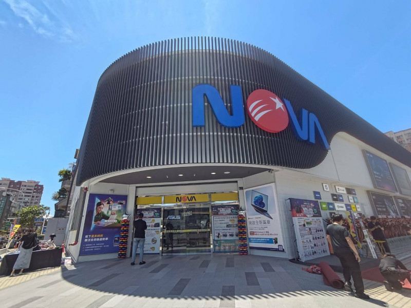 NOVA資訊廣場高雄店、今在鳳山文山特區正式開張。（記者王榮祥攝）