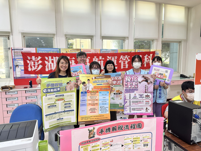 國立澎湖海事水產職業學校航運管理科2、3年級學生，進駐國稅局澎湖分局擔任報稅志工。（澎水提供）
