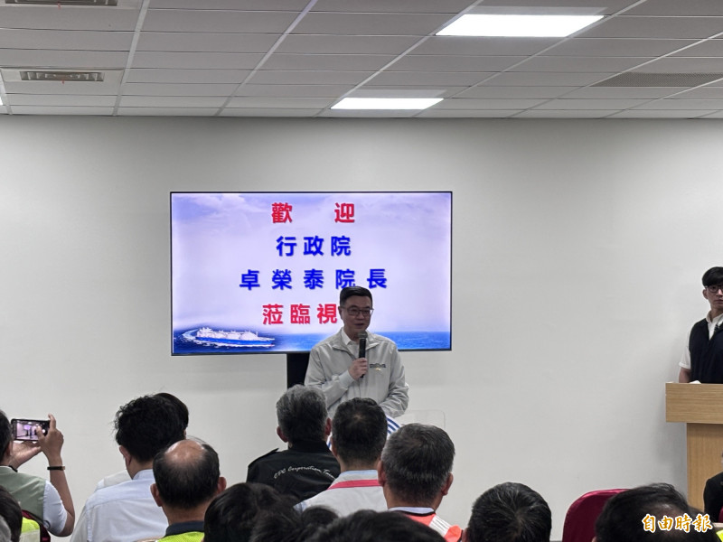 行政院長卓榮泰視察台灣電力公司的大潭廠增建計畫。（記者周敏鴻攝）