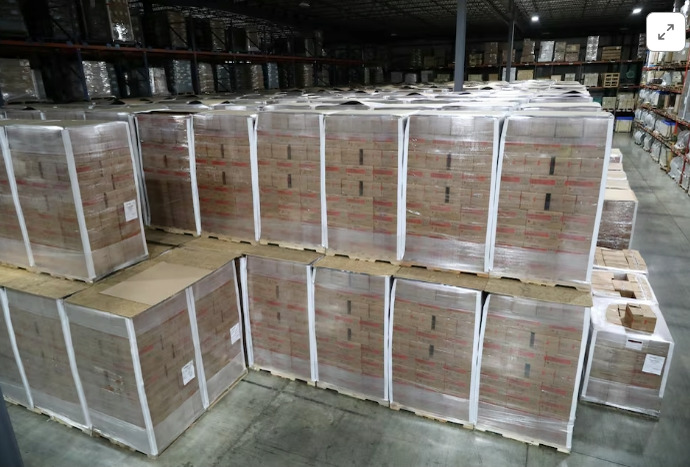 美國羅德島州北金斯敦的Edesia Nutrition倉庫存放援助食品。（擷取自路透）