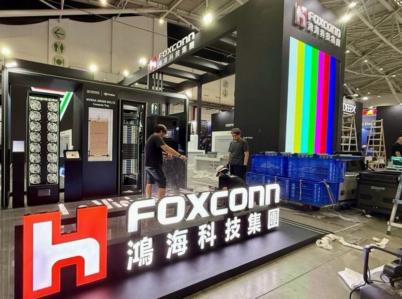 鴻海此次在台北國際電腦展釋出GB300 NVL72架構、AI伺服器垂直整合的最新產品，以及人形機器人、智慧製造平台的AI系統與解決方案。（記者方韋傑攝）