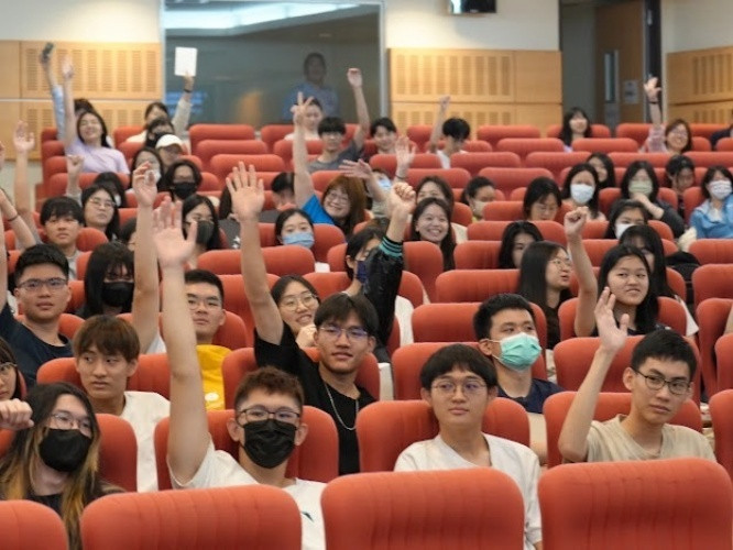 東吳大學以合作夥伴與輝達攜手，同步於今（19）日在外雙溪校區普仁堂舉辦「COMPUTEX 2025 NVIDIA University Watch Party」現場直播，學生反應熱烈。（東吳大學提供）