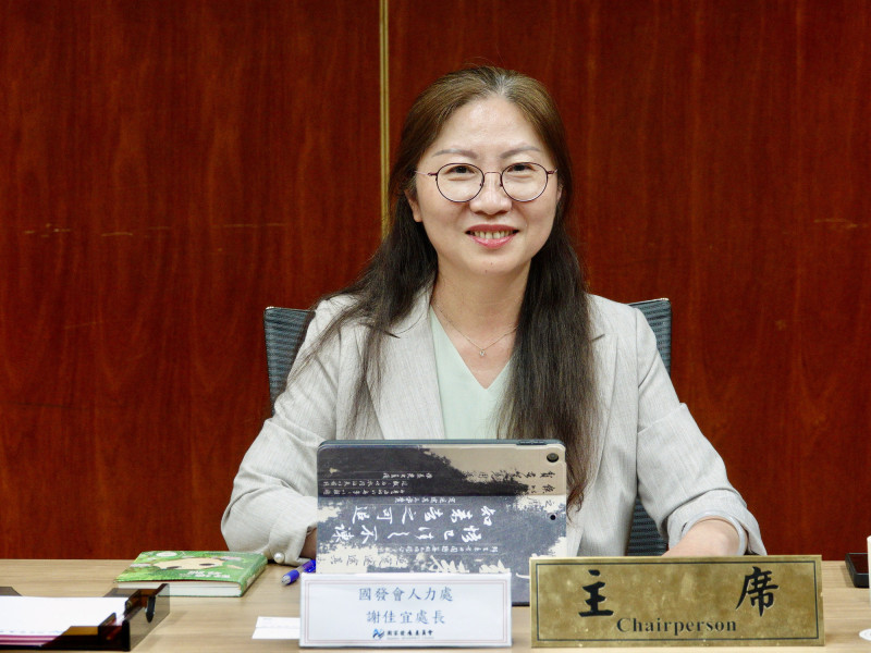 國發會人力處處長謝家宜表示，將修正《外國專業人才延攬及僱用法》，用更開放、更友善的制度留住世界人才。（圖由國發會提供）