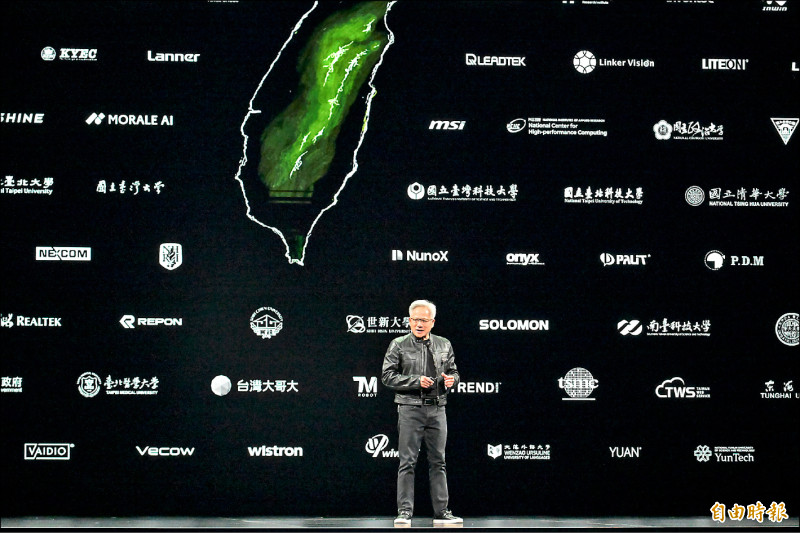 輝達執行長黃仁勳指出，將與台積電、鴻海、國科會合作建置「AI Factory」超級算力中心，提供台灣AI產業轉型的重要核心，深化台灣在AI經濟中的領導地位。（記者田裕華攝）