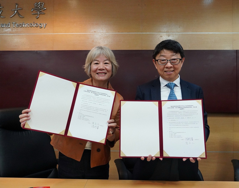 佳必琪董事長張舒眉（左）與台科大電子工程系教授李三良簽署育才合作備忘錄。（佳必琪提供）
