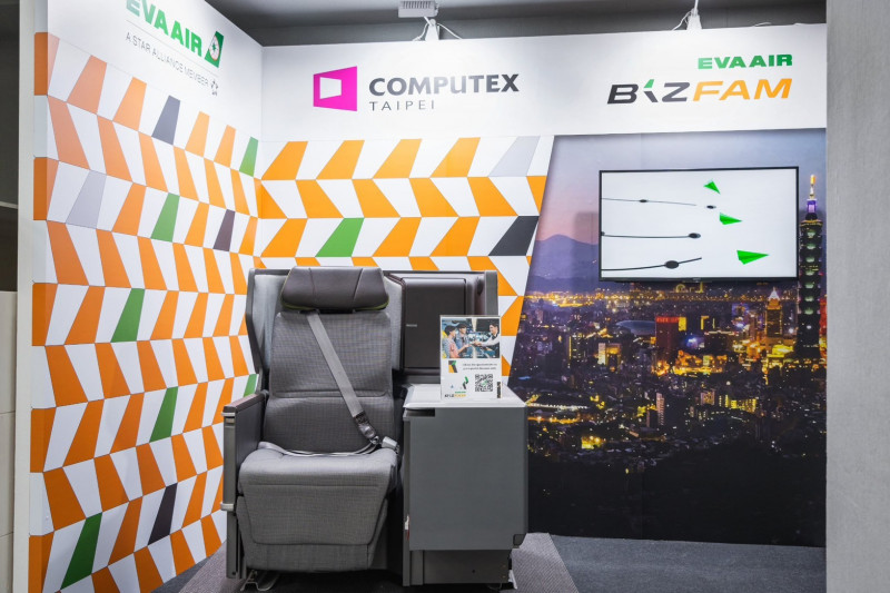 長榮航空與外貿協會參加COMPUTEX台北國際電腦展，長榮航在貴賓室展示皇璽桂冠艙座椅。（長榮航空提供）