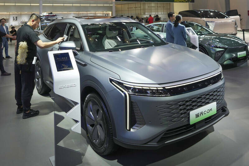 摩根大通表示，中國電動車商為維持銷售成長，持續在進行價格戰，4月的平均折扣率達到創紀錄的16.8%，高於3月的16.3%，恐將導致電動車商的虧損進一步擴大。（美聯社資料照）