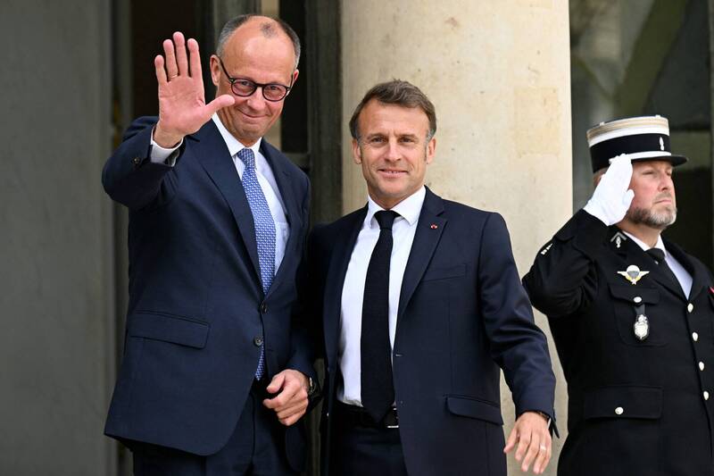 德國總理梅爾茨（左）和法國總理馬克宏（Emmanuel Macron，右）。（法新社）