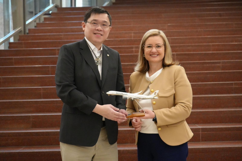 圖左為星宇航空董事長張國煒，右為鳳凰城市長 Kate Gallego。（星宇航空提供）