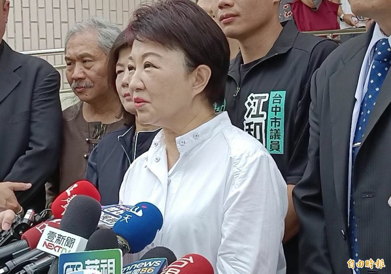 台中市長盧秀燕今天再批中火「火力全開」，台電則澄清，中火2號機並未除役，4至9月的夏天去年就是維持9部機組運轉。（記者陳建志攝）