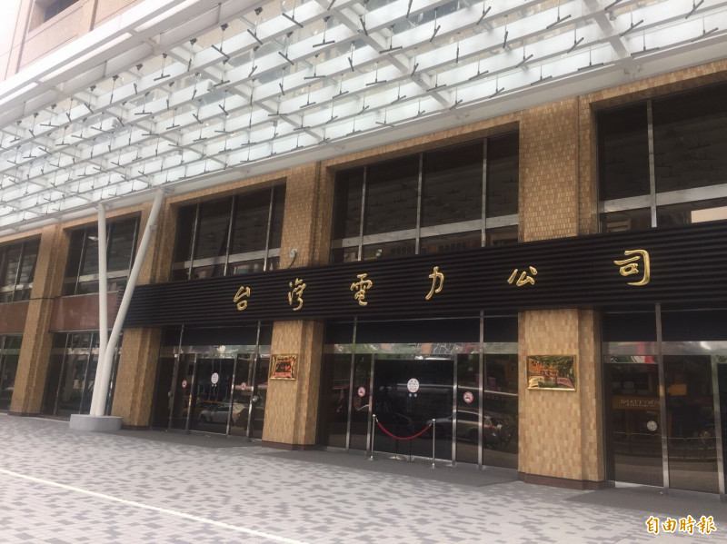 台電替中火喊冤，連續3天槓台中市府。（記者林菁樺攝）
