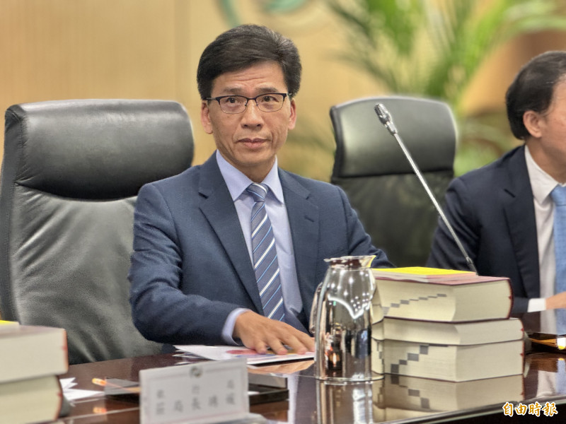 壽險業者是否應該要保留更多子彈？金管會主委彭金隆（左）說，持續請業者審慎思考。（資料照／記者王孟倫攝）