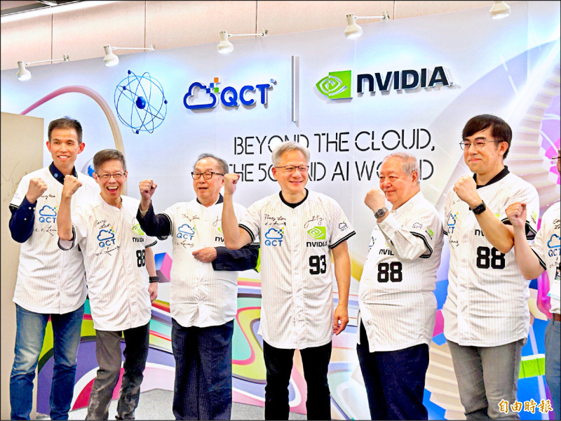 輝達執行長黃仁勳昨現身台北國際電腦展進行巡場活動，所到之處人潮洶湧，受到台灣供應鏈夥伴熱烈歡迎，首站來到廣達位於南港展覽館3樓的展位，與董事長林百里（左3）、副董事長梁次震（左5）等人見面。（記者方韋傑攝）