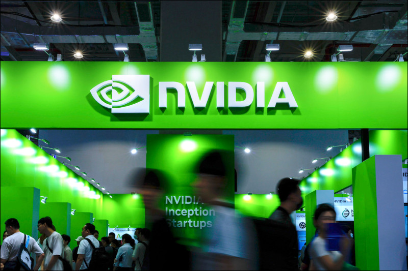 美國AI晶片大廠輝達（Nvidia）傳出打算在上海設立研發中心，目前正在尋找辦公空間。拜登政府任內的白宮國安會（NSC）官員杜如松（Rush Doshi）擔憂，輝達可能被迫配合中國情報機構要求交出數據，呼籲川普政府阻擋。（法新社）