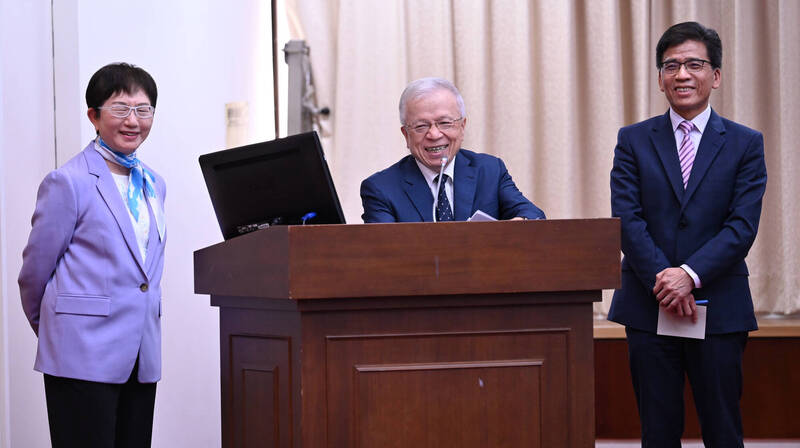 央行副總裁嚴宗大（圖中）表示，主權基金不應由央行主導，重申央行兩主張。 （記者劉信德攝）
