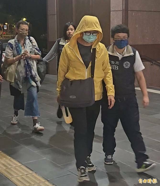 時任台開財務長黃茂基(黃衣者)50萬交保。(記者王定傳攝)