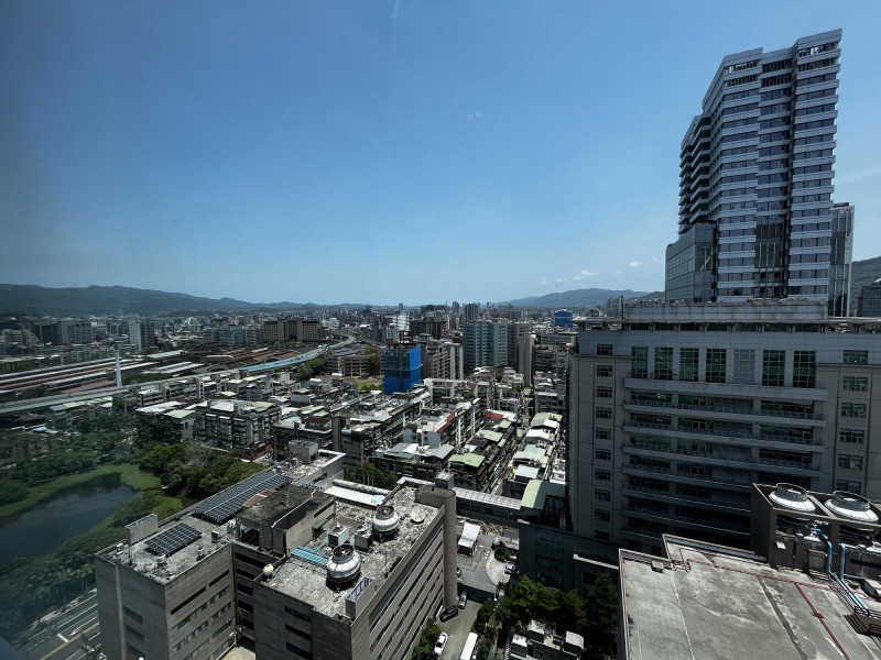 北美，歐洲、中東與非洲地區有接近6成的受訪者預期在AI運用下，人力維持不變。（記者徐義平攝）