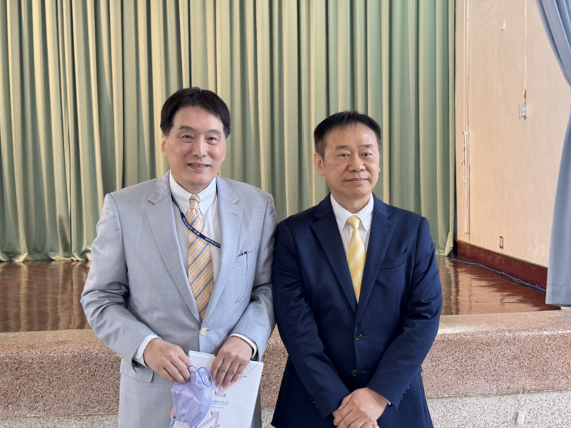 統一超商董事長羅智先（左）說，匯率問題比關稅問題更嚴肅，不是任何一個經濟體可以個別掌控的。（記者楊雅民攝）